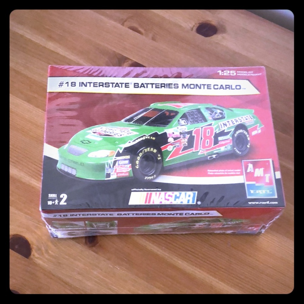 1:25 NASCAR Model Kit Car #18 Bobby Labonte